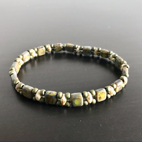 Stretch bracelet minimalist dainty low profile handmade green - Picture 3 of 4